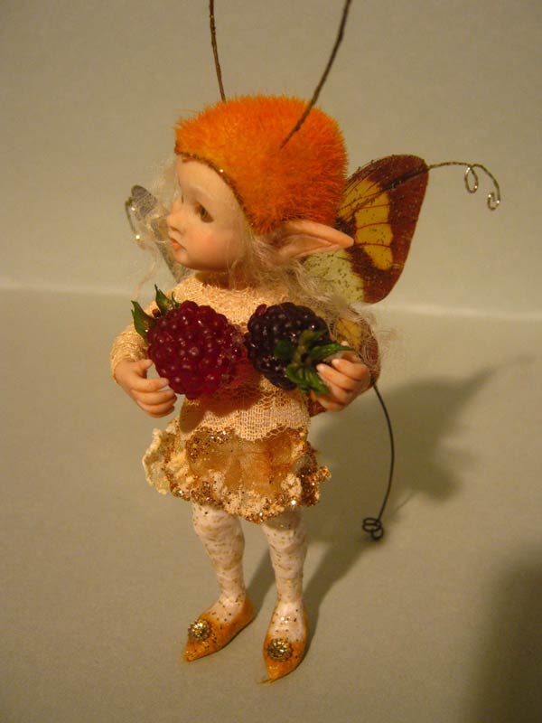 Little Fairy fae Mabel and the blackberries